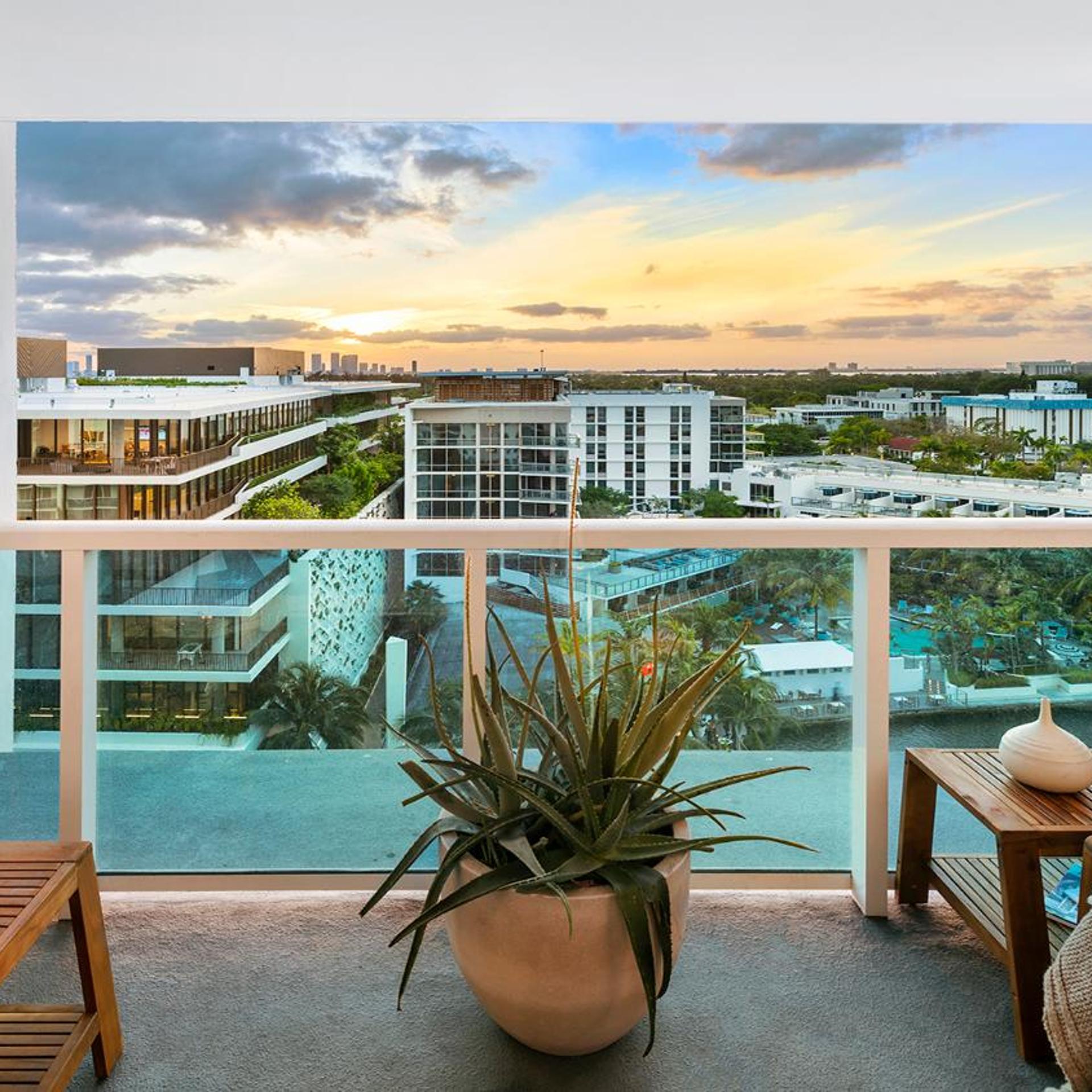 Luxurious Private Condo at 1 Hotel & Homes -945 26/28