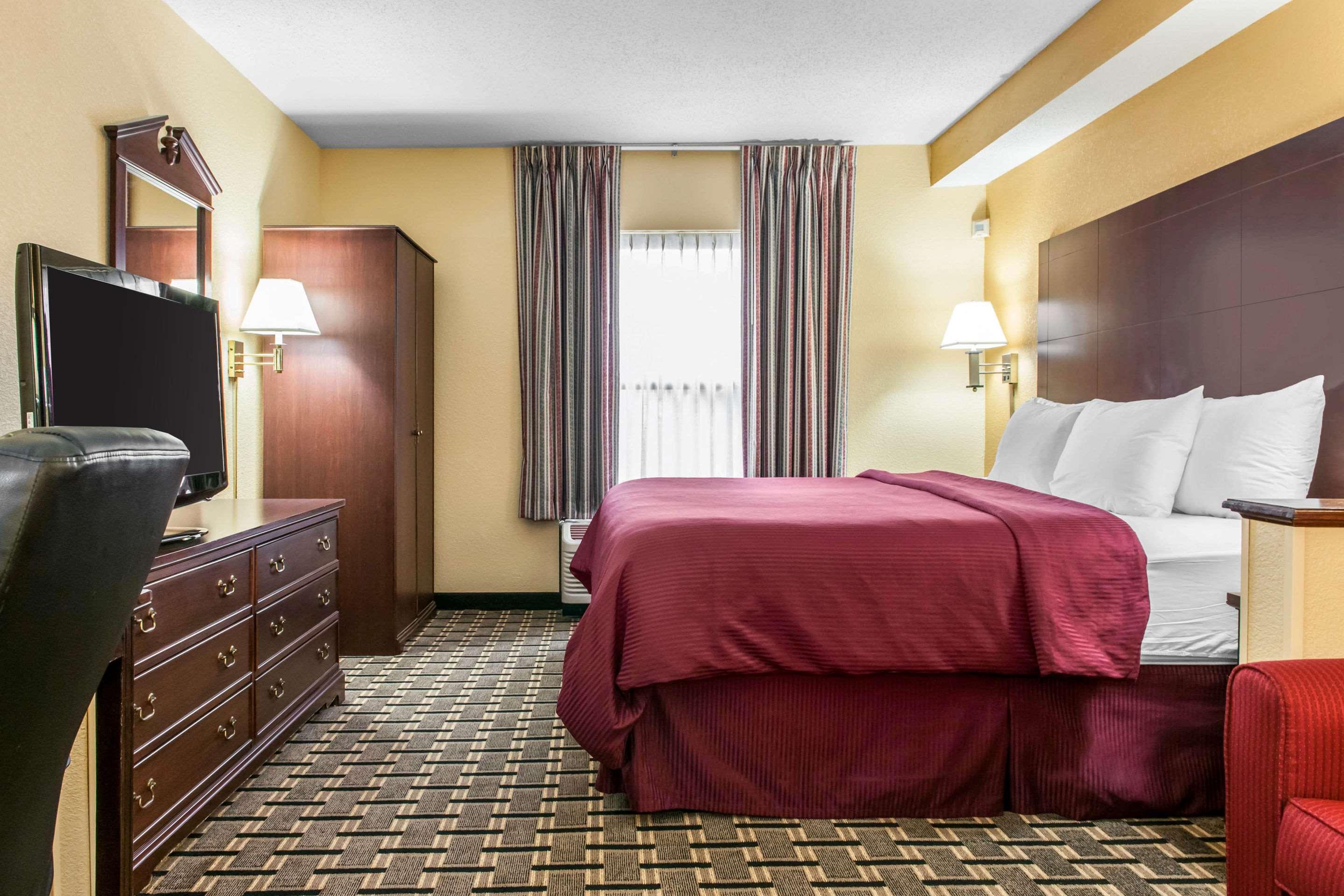 UPGRADE, QUEEN BED