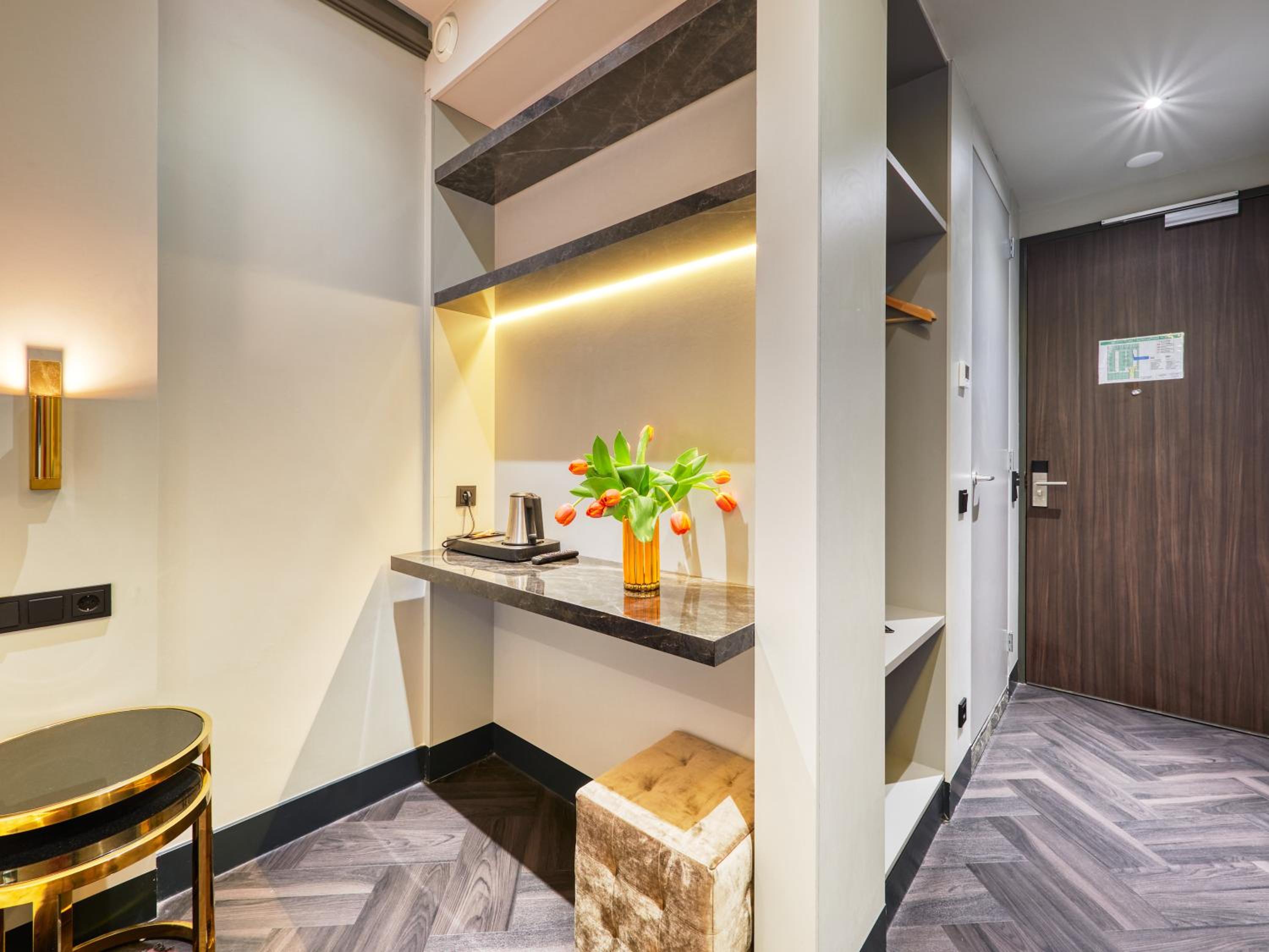 غرفة بسريرين منفصلين بإطلالة على البحيرة، G Hotel 4/6