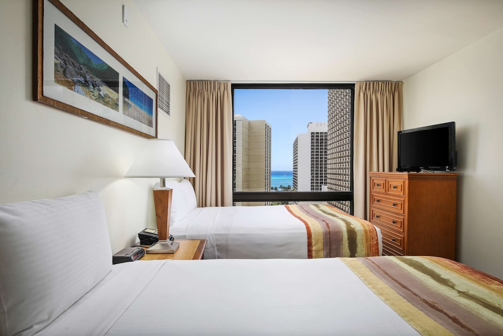 ROOM, QUEEN BED, PARTIAL OCEAN VIEW