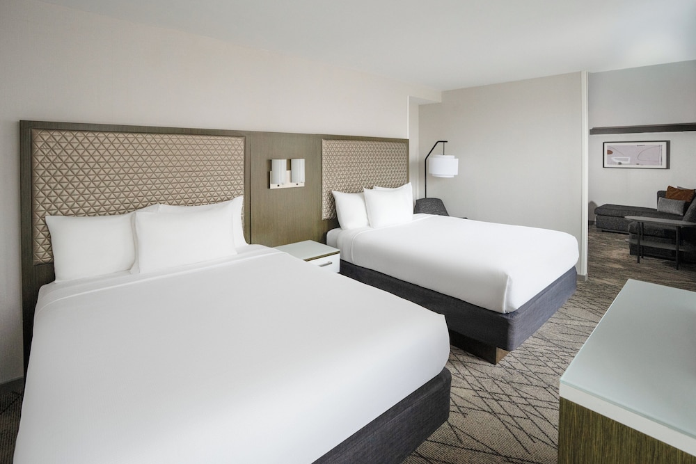 GUEST ROOM, 2 QUEEN BEDS, SOFA, DEN