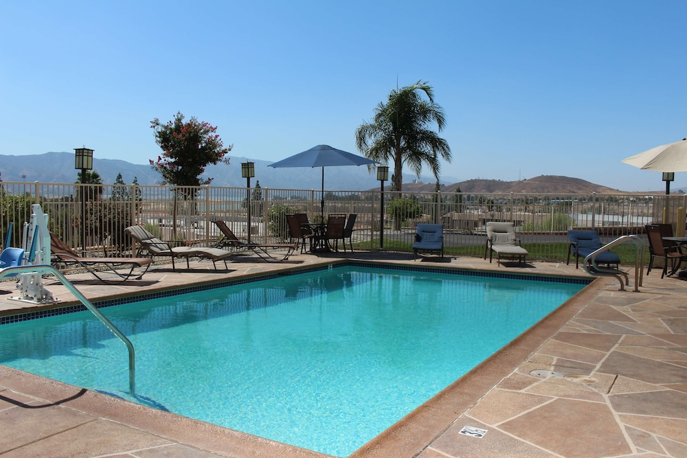 Best Western Plus Lake Elsinore Inn & Suites 3/53