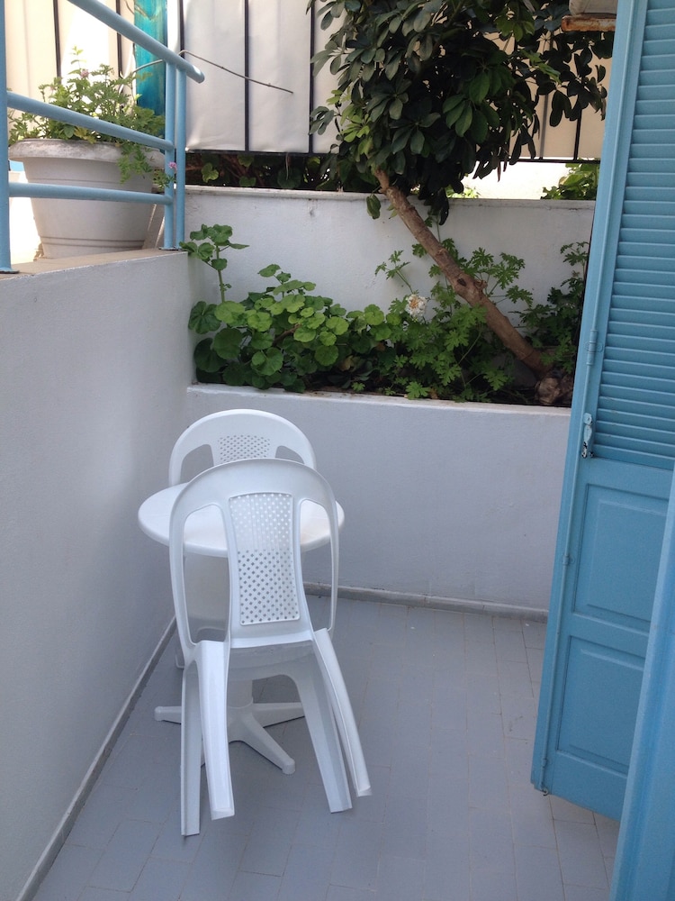 Renia Hotel 8/60