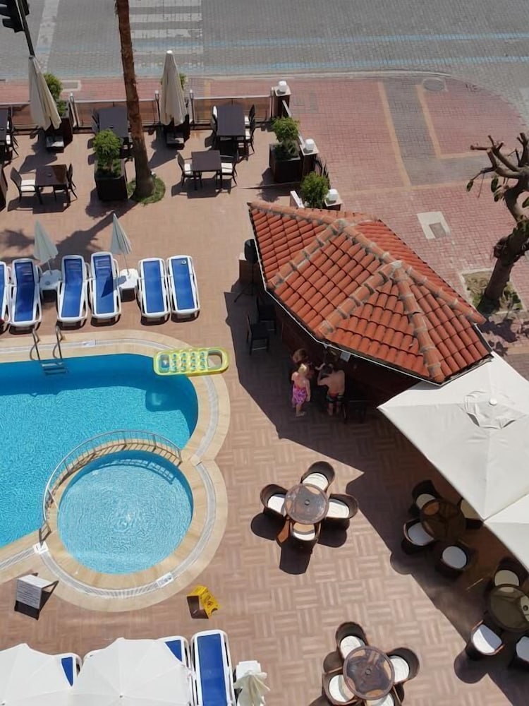 Parador Beach Hotel 26/47