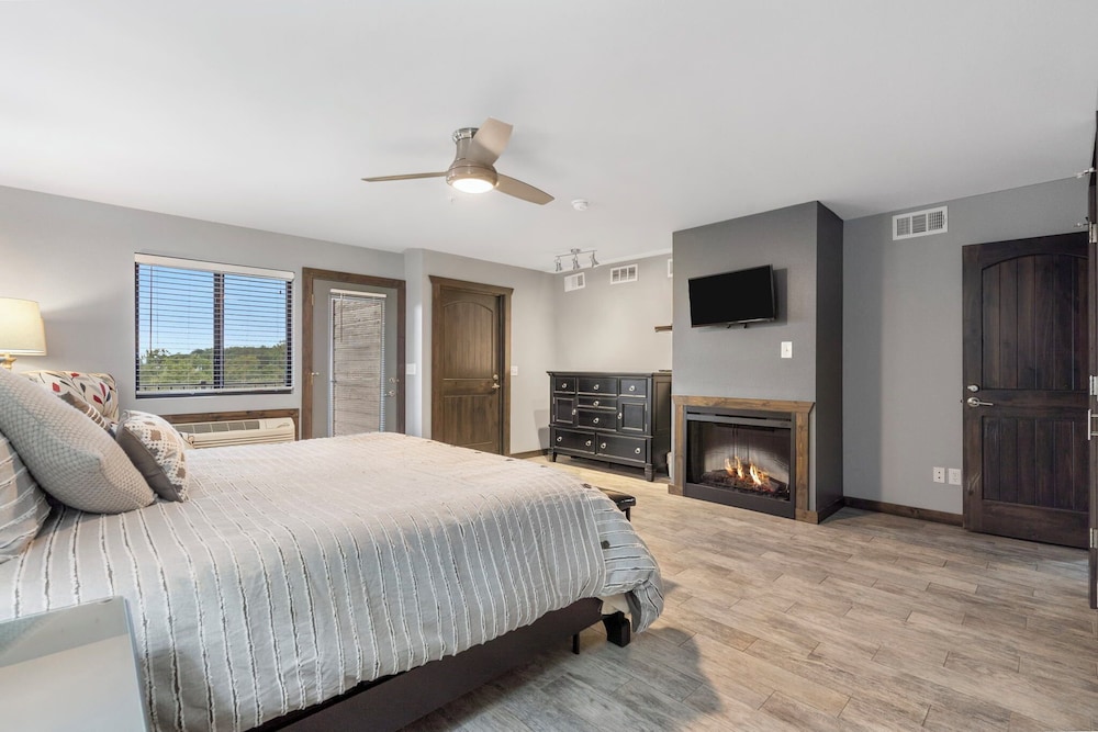 2 Bedrooms, Condo, 1 King and 2 Queen Beds, Murphy Bed