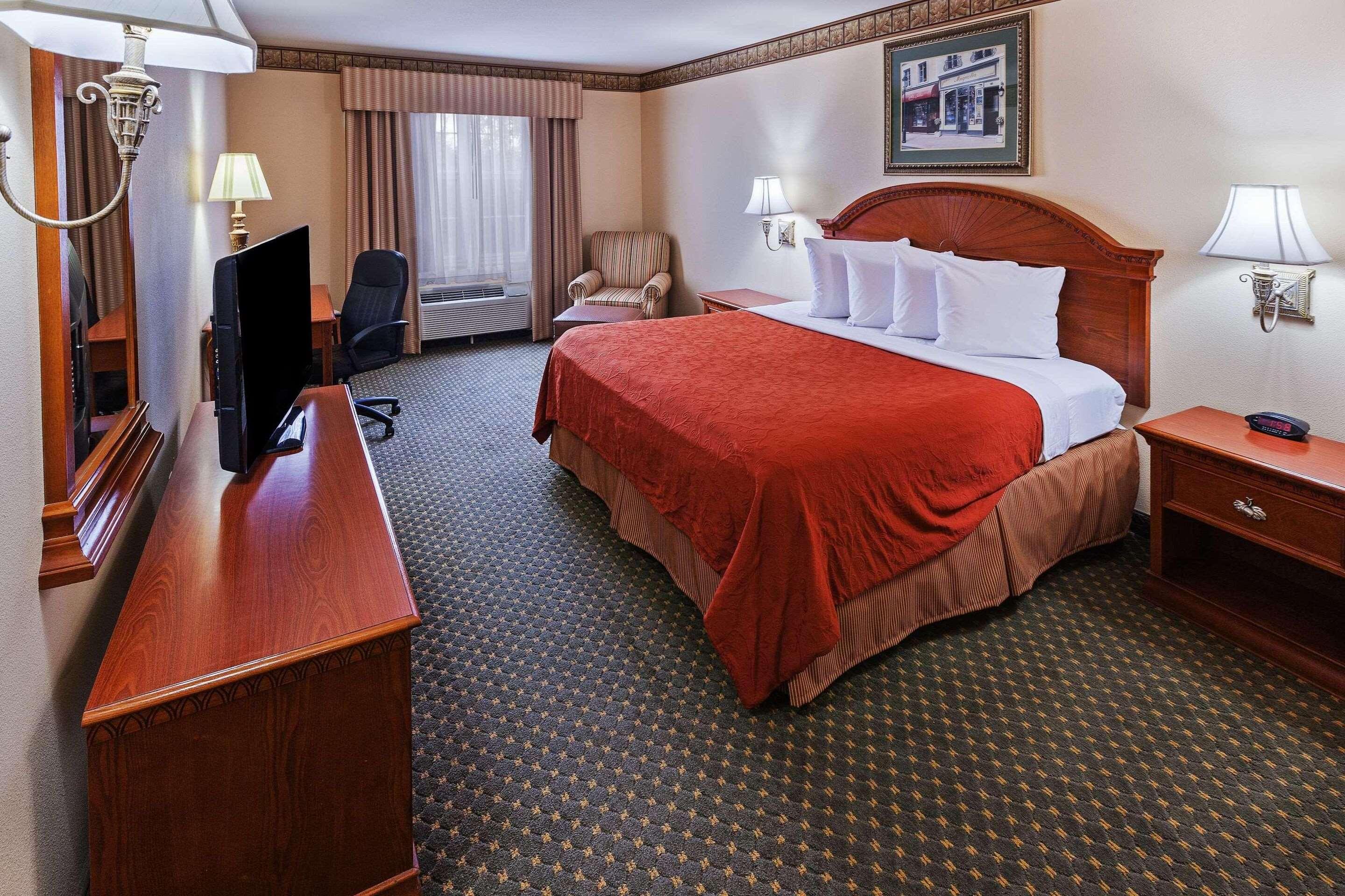 SUITE, KING BED, ACCESSIBLE