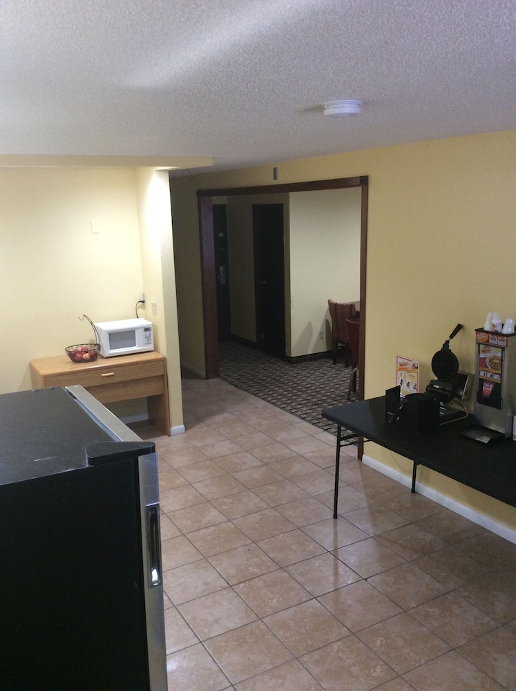 Rodeway Inn Whitehall 24/26