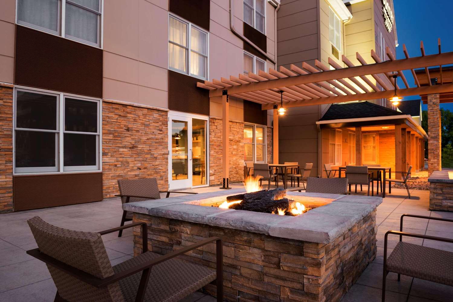 Country Inn and Suites By Radisson Minneapolis West, MN 17/22