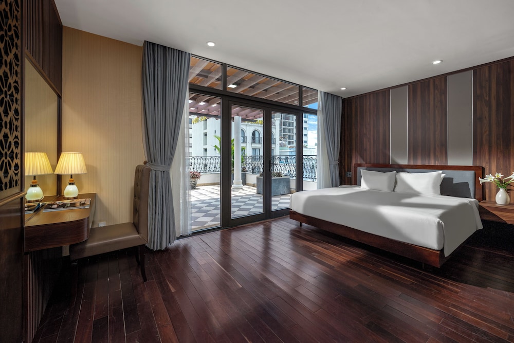Palazzo Luxury Hotel 7/92