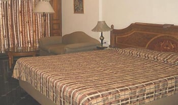 EMPIRES HOTEL 40/68