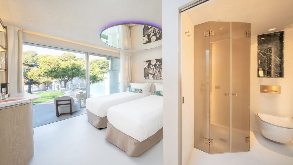 غرفة فاخرة بسريرين منفصلين بشرفة، Destino Five Ibiza -5-Star Grand Luxe Resort 4/5