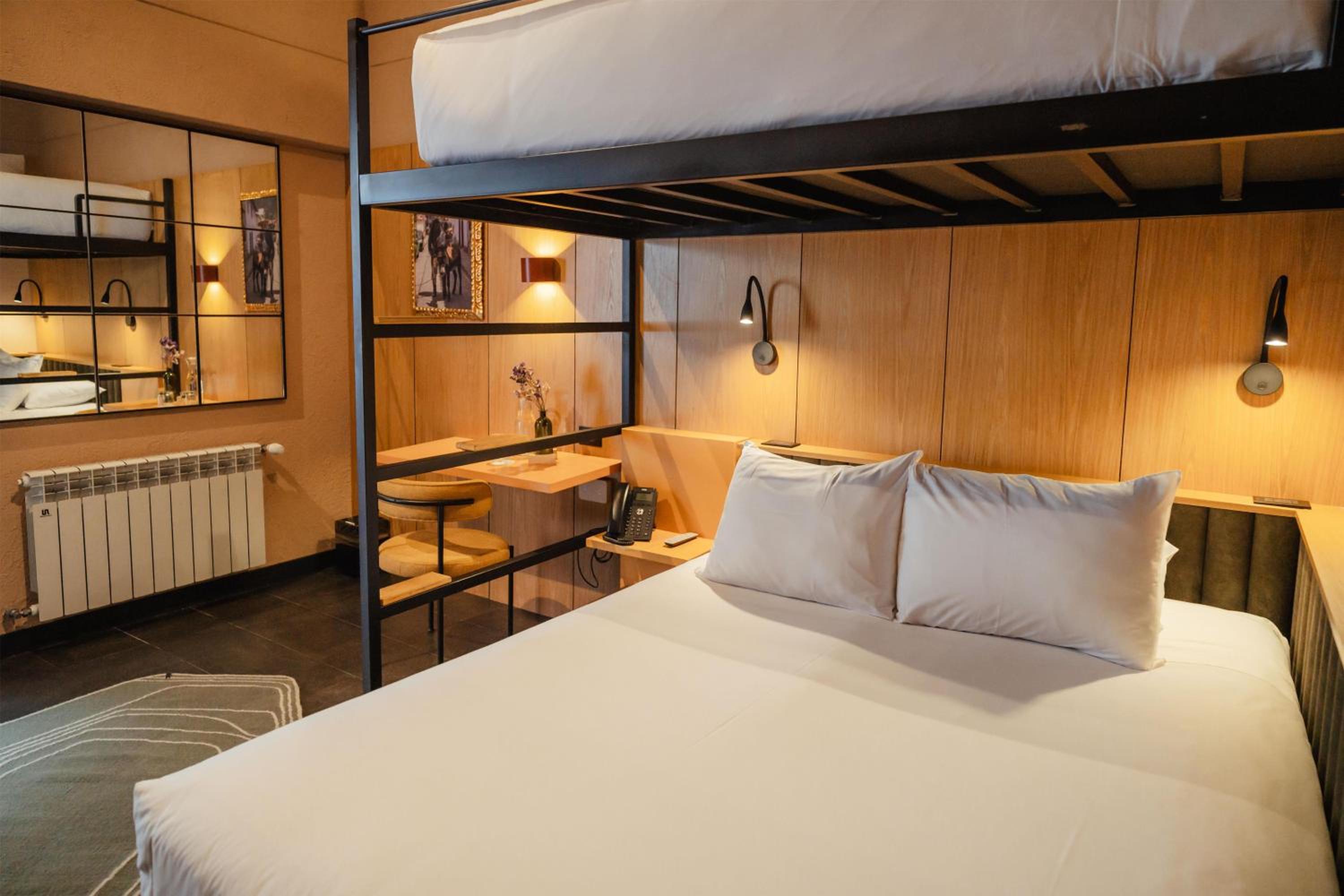 ROOM, BUNK BEDS, QUEEN BED
