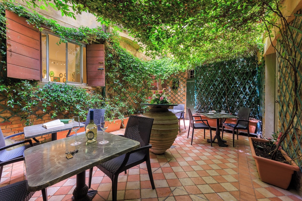 Ca Dell Arte Hotel 58/71