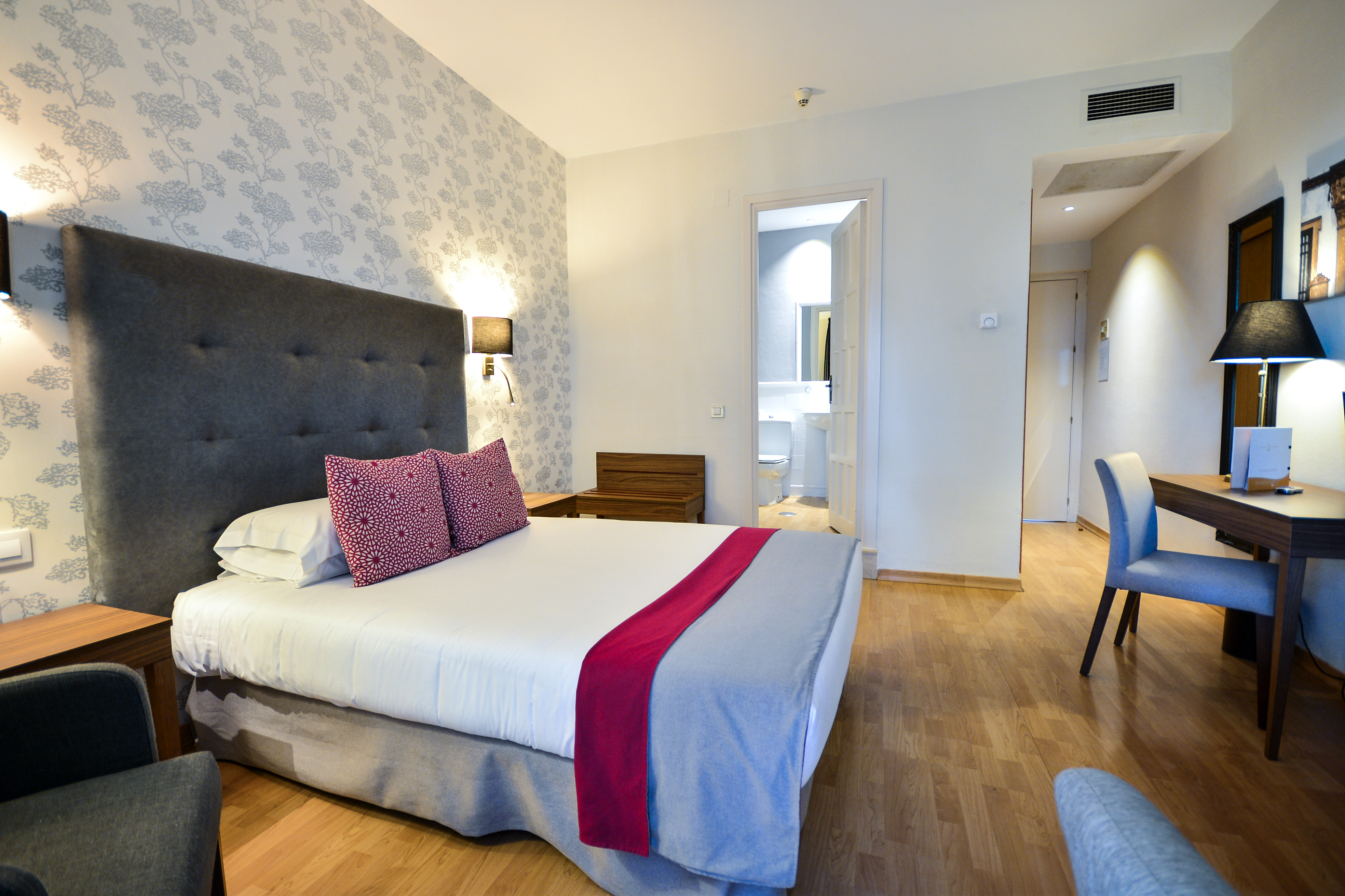 جناح جونيور، Hotel Oromana 2/4