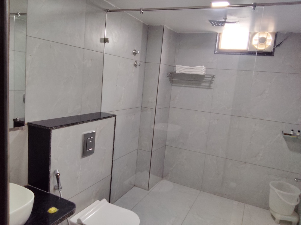 Hotel Yash Regency 47/49