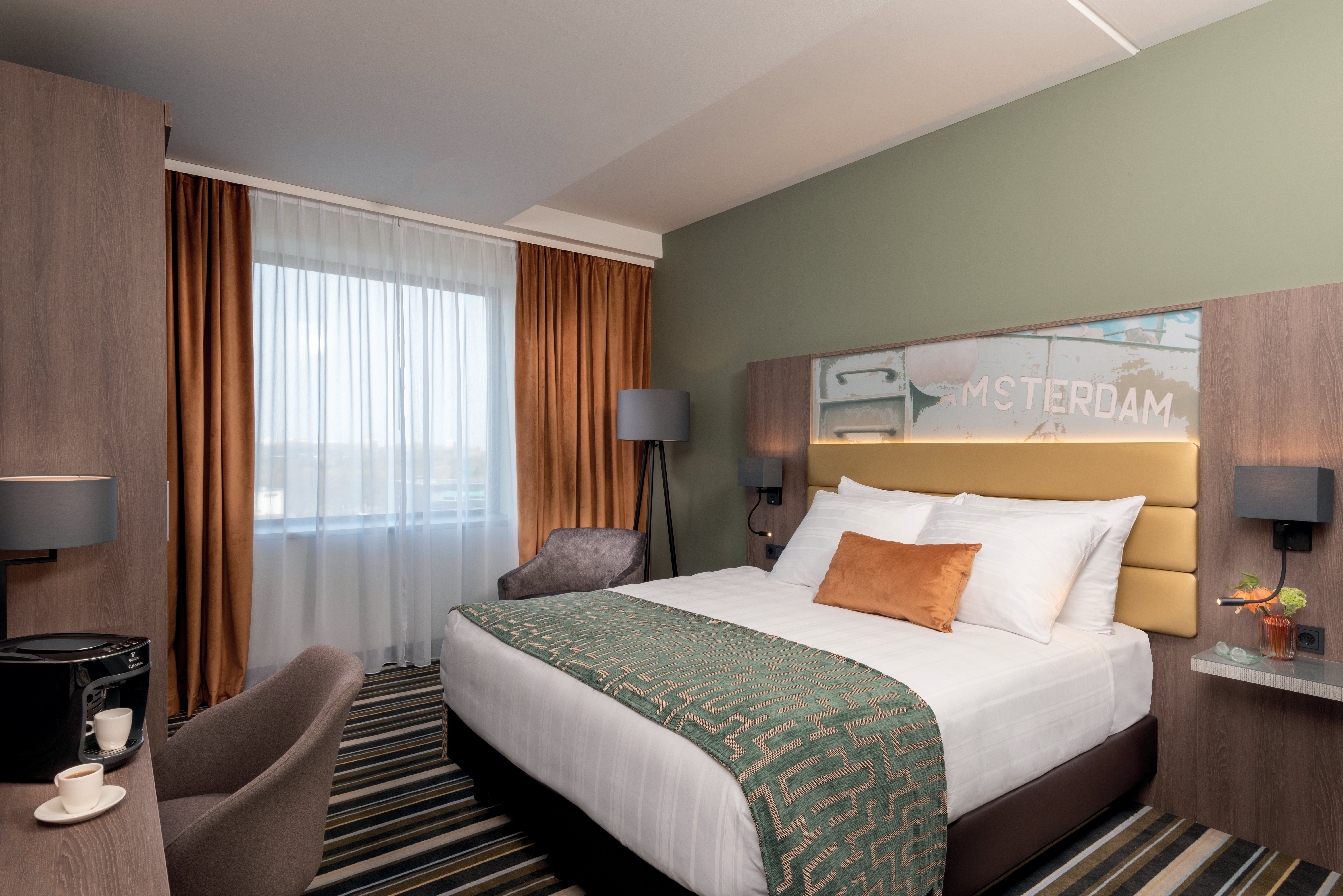 Deluxe Room 1 Queen Bed Upper Floors