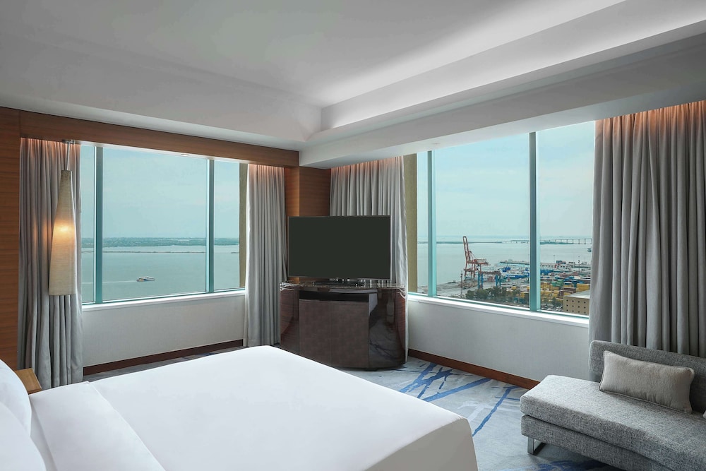 SUITE, HARBOUR VIEW, CLUB LOUNGE ACCESS