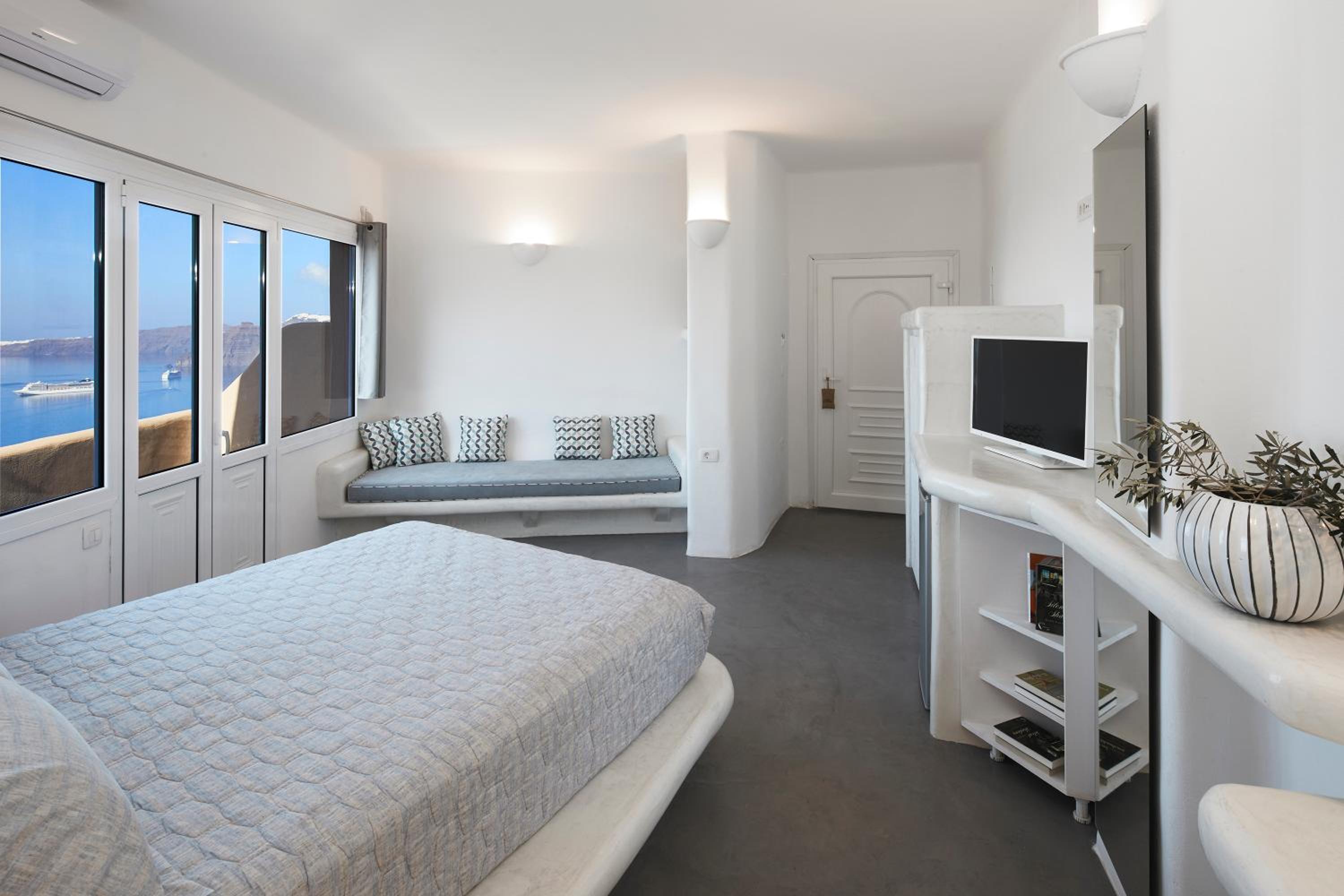 Divine, Suite, Queen Bed, Caldera View