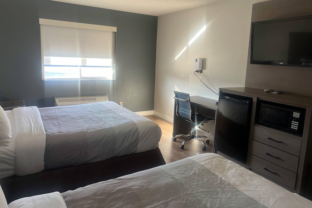 Standard, 2 Double Beds