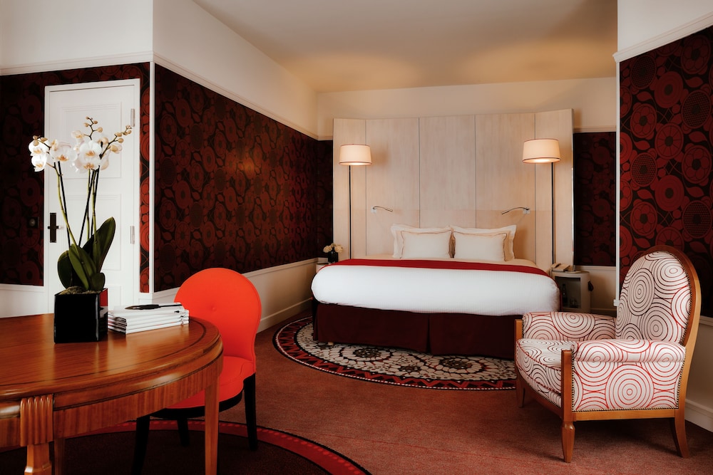 Junior Suite, King Bed, Resident Square View