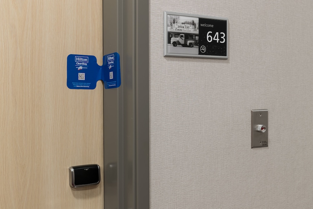Hampton Inn Suites Cape Canaveral Cruise Port Fl 17/55
