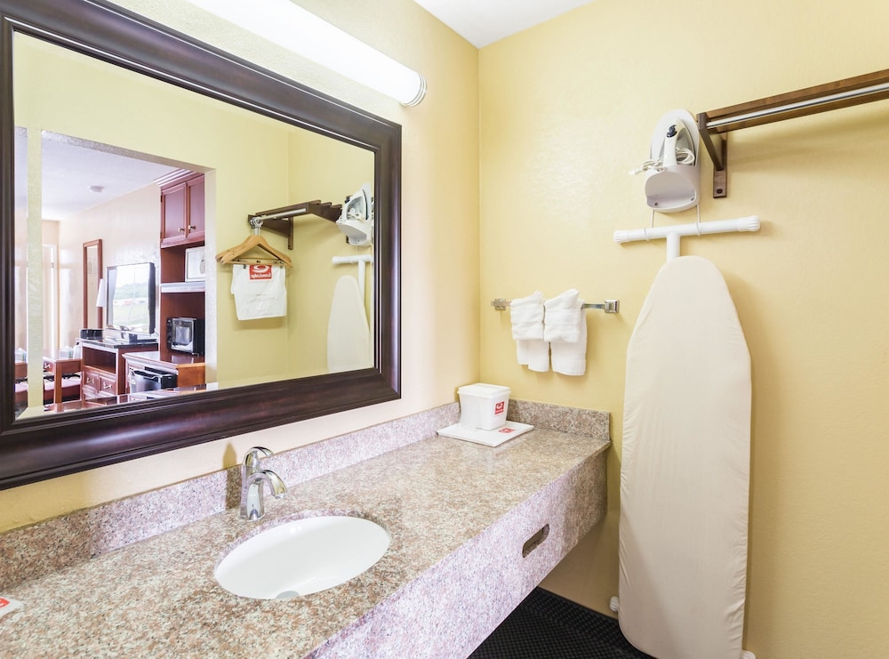 Econo Lodge White Pine Morristown I-81 & I-40 Split 20/37