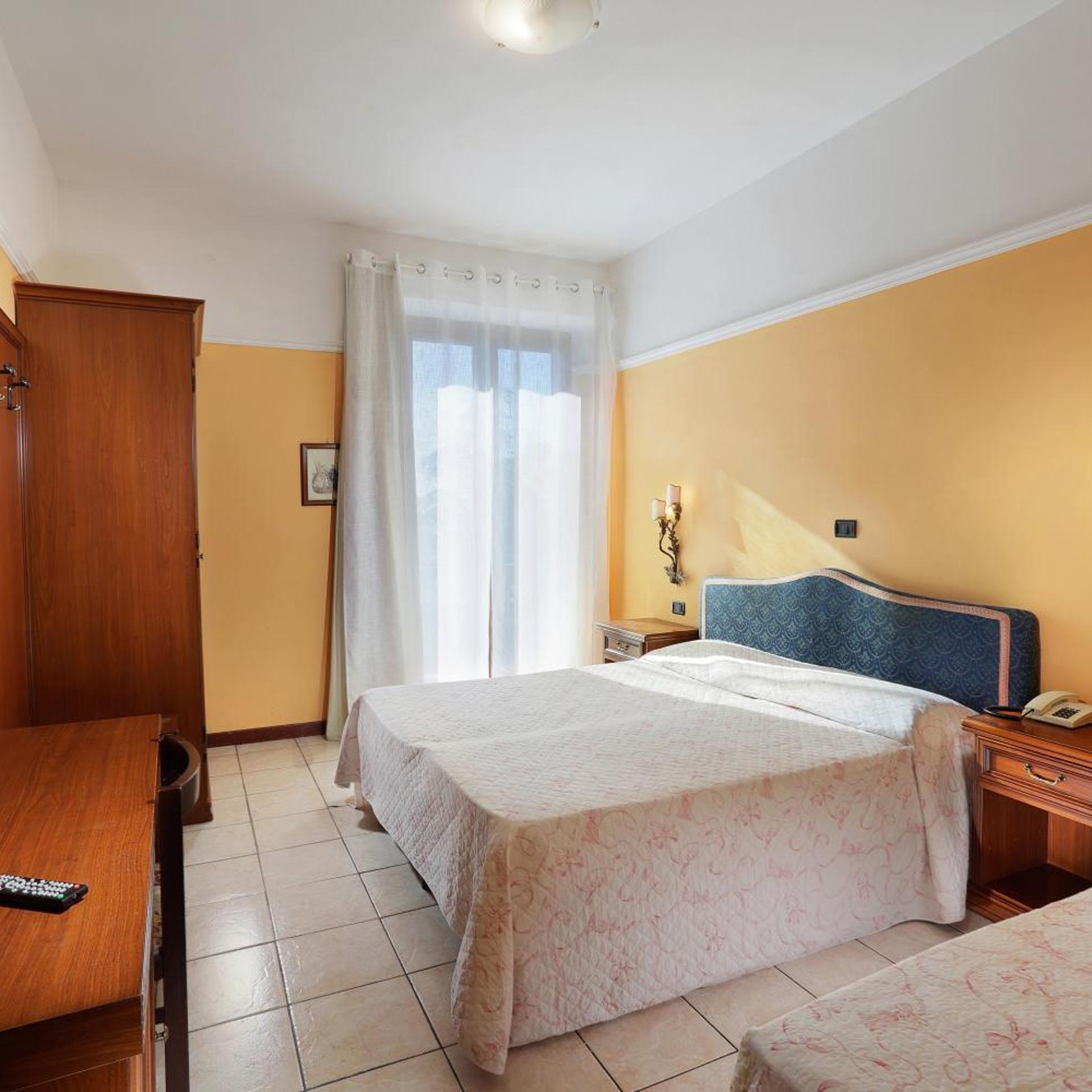 ROOM, TRIPLE