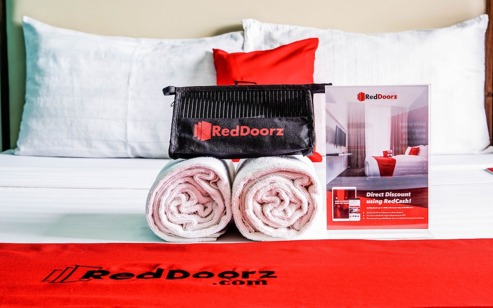 RedDoorz Plus near Rizal Junction 18/25