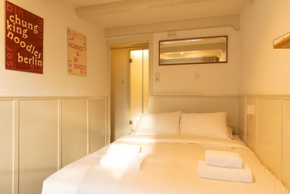 ROOM, SINGLE