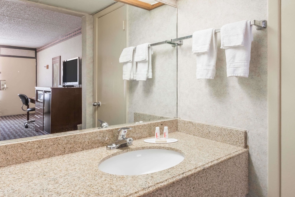 Days Inn by Wyndham Midland 8/25