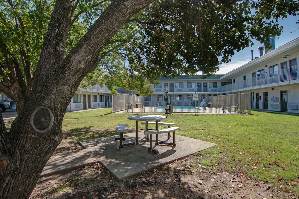 Studio6 Grand Prairie, TX 42/60