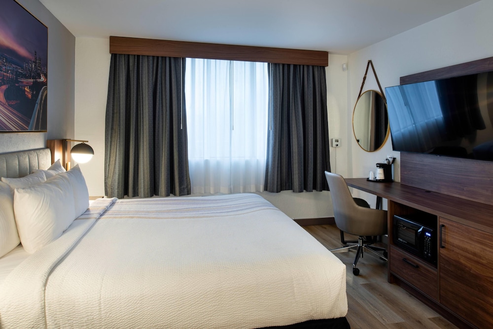 La Quinta Inn & Suites by Wyndham Seattle Sea-Tac Airport 13/48