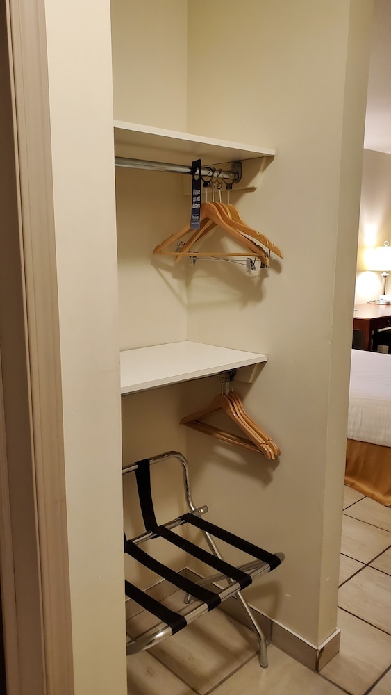 Travelodge By Wyndham Stony Plain 37/38