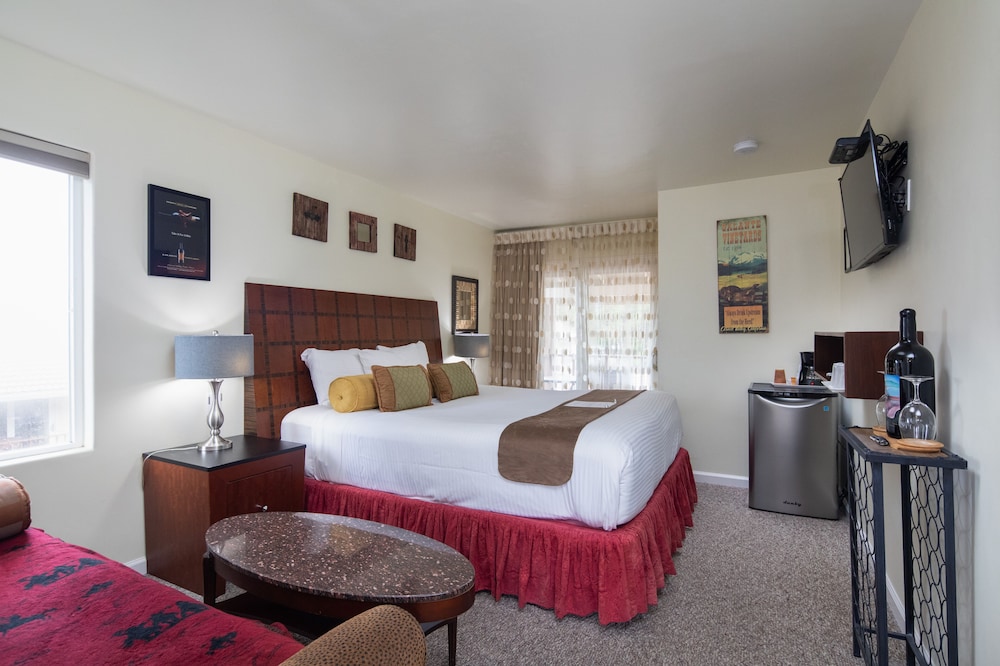 Vendange Carmel Inn and Suites 27/55