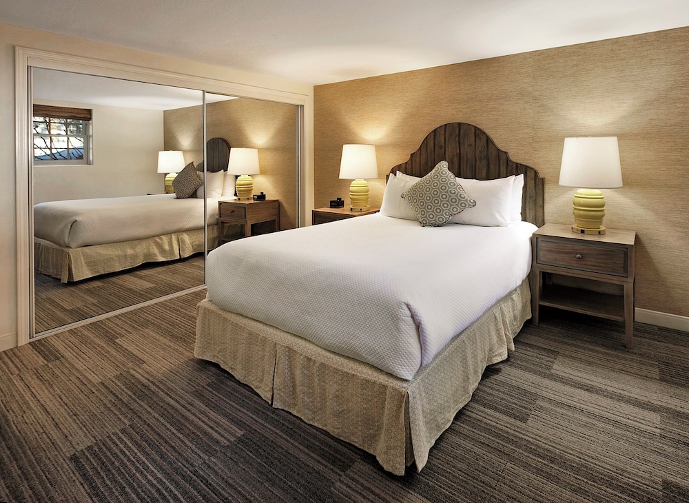 Family Suite, 2 King Beds, 2 Queen Beds, Resort View, Kitchen
