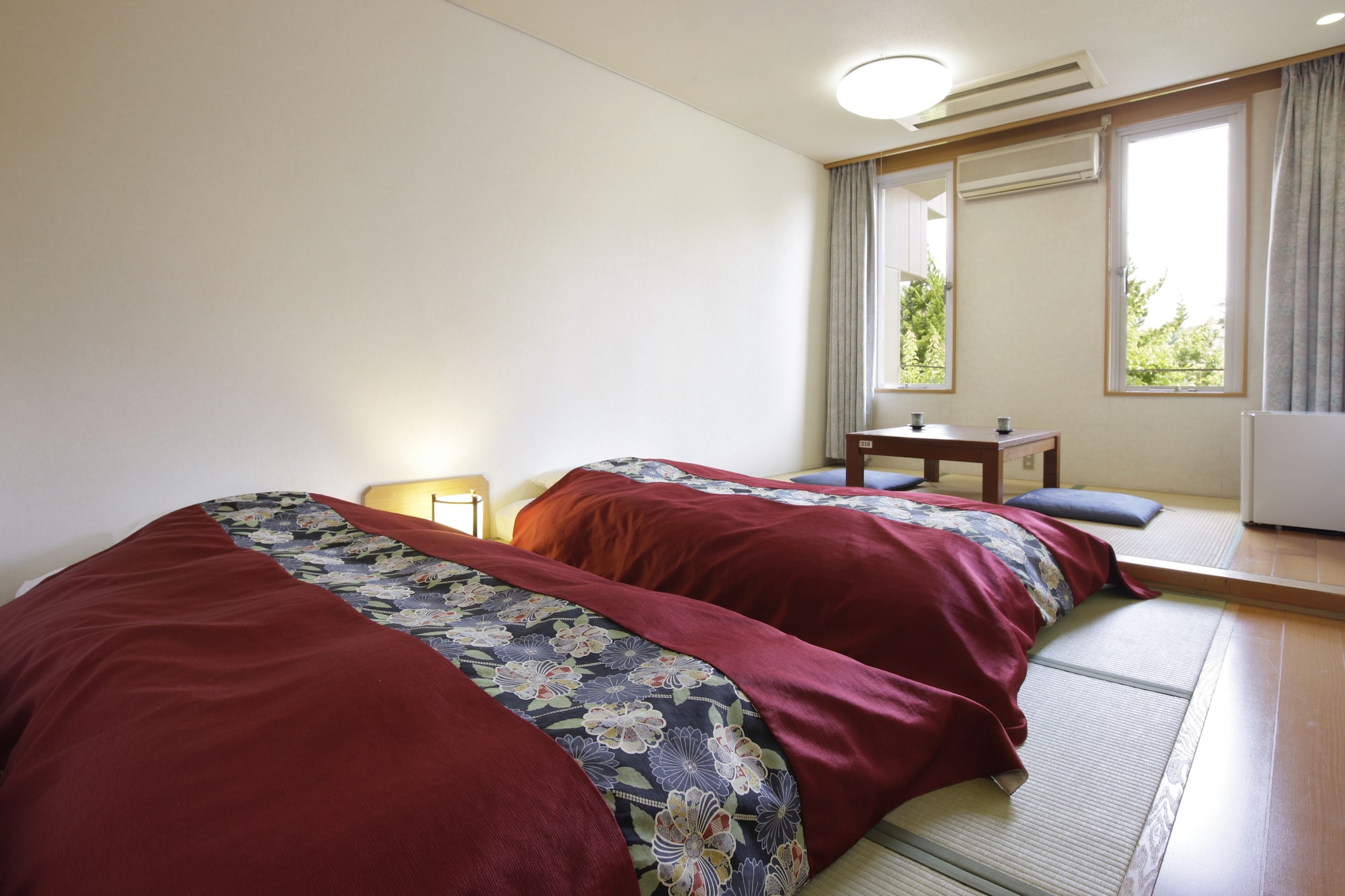 JAPANESE WESTERN, TWIN BEDS