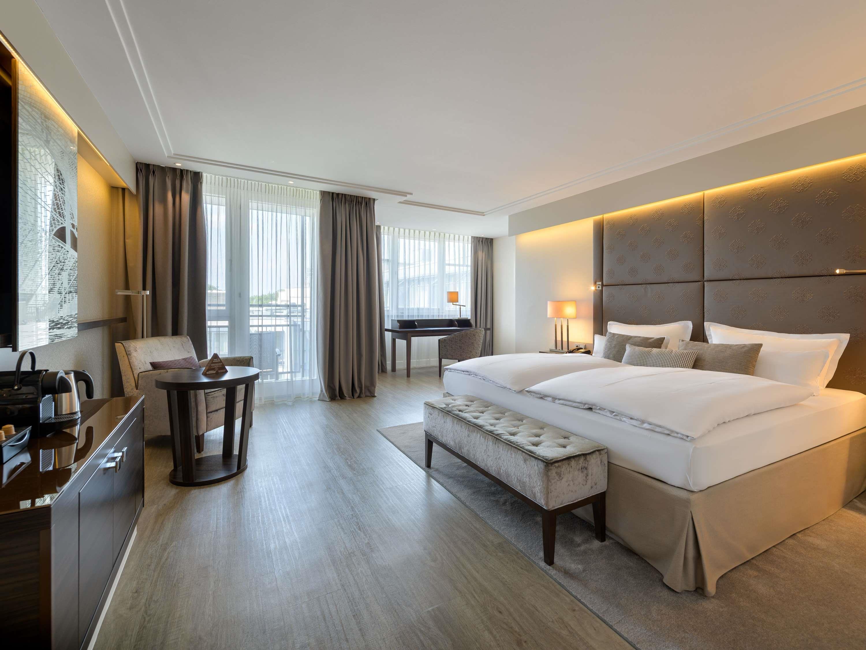 GUEST ROOM, EXECUTIVE, DOUBLE OR TWIN BED, LARGE