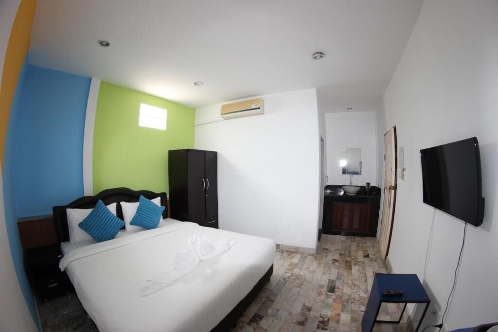 ROOM, DOUBLE BED, NO WINDOW