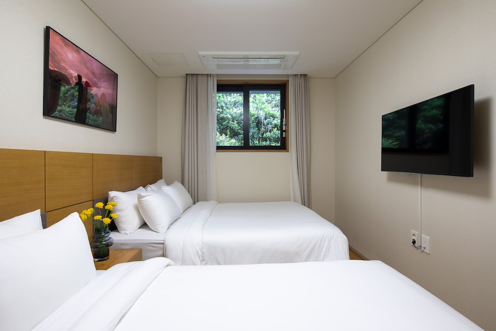 Fiesta, 1 Queen and 1 Single Bed