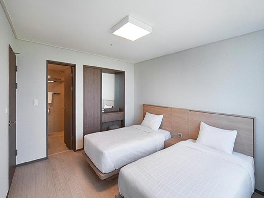 ROYAL, HUGREEN, SUITE