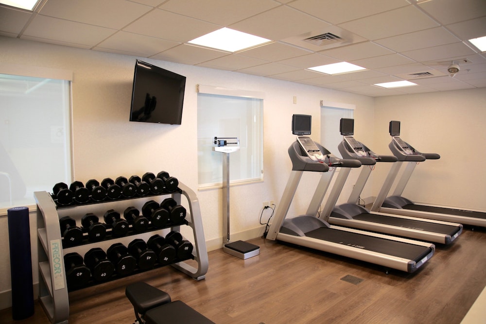 Holiday Inn Express Suites Oswego 18/48