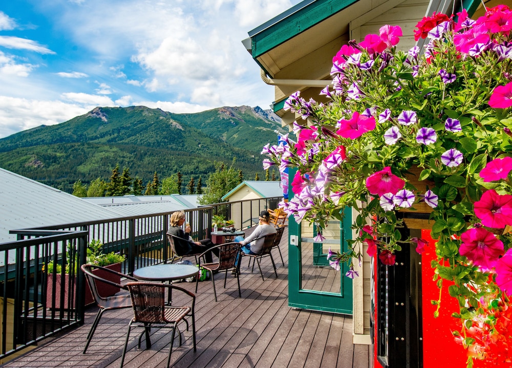 Denali Bluffs Hotel 64/68
