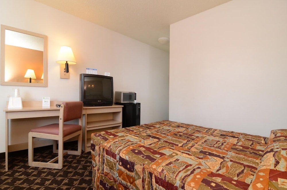 Super 7 Motel 8/22
