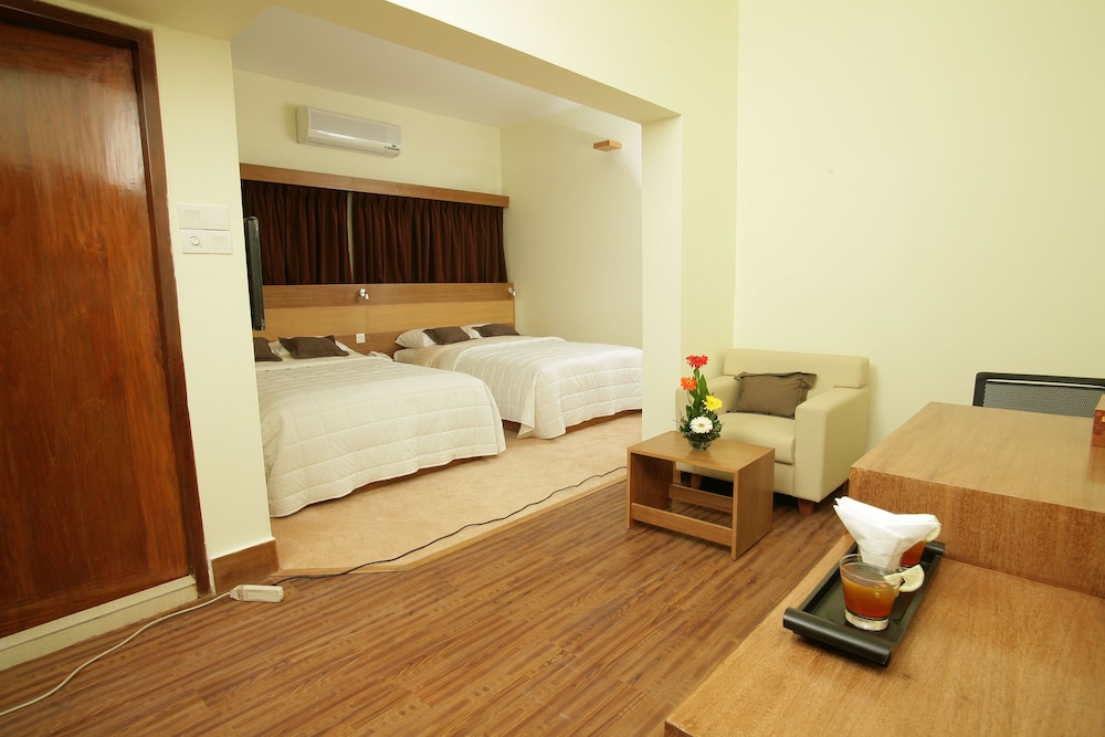 Richmond Hotel And Suites 15/37