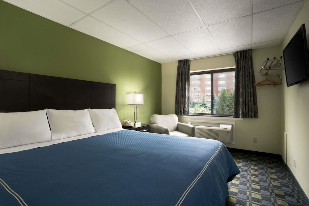 Travelodge by Wyndham Cleveland Lakewood 13/28