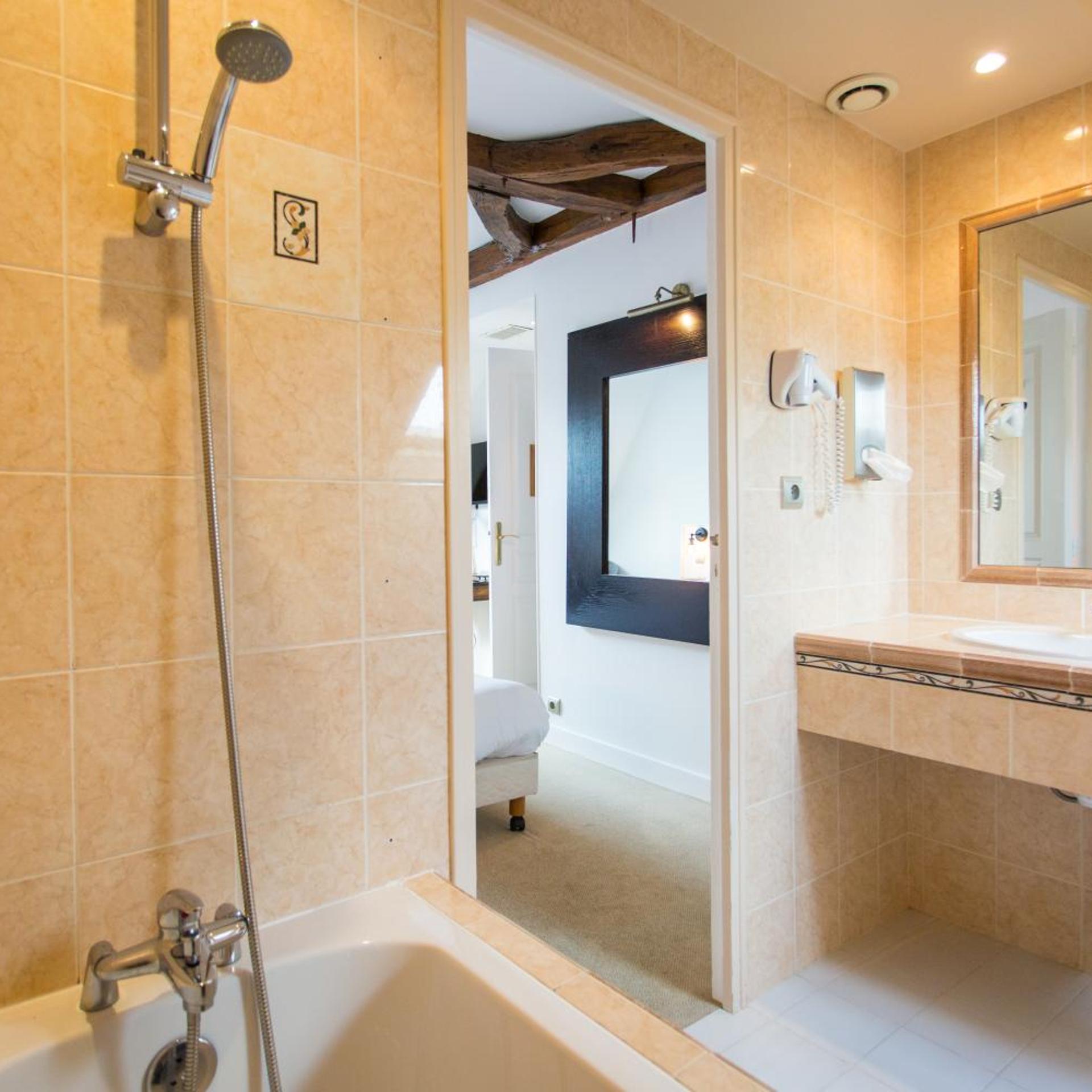 Logis Hotel de la Mere Hamard 48/50