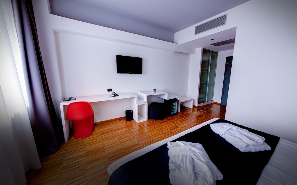 SARROGLIA HOTEL 11/40