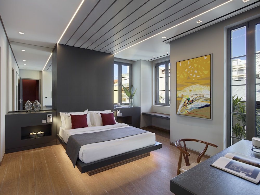 2 BEDROOMS, GRAND, SUITE, QUEEN BED, CITY VIEW, SOFA, BALCONY