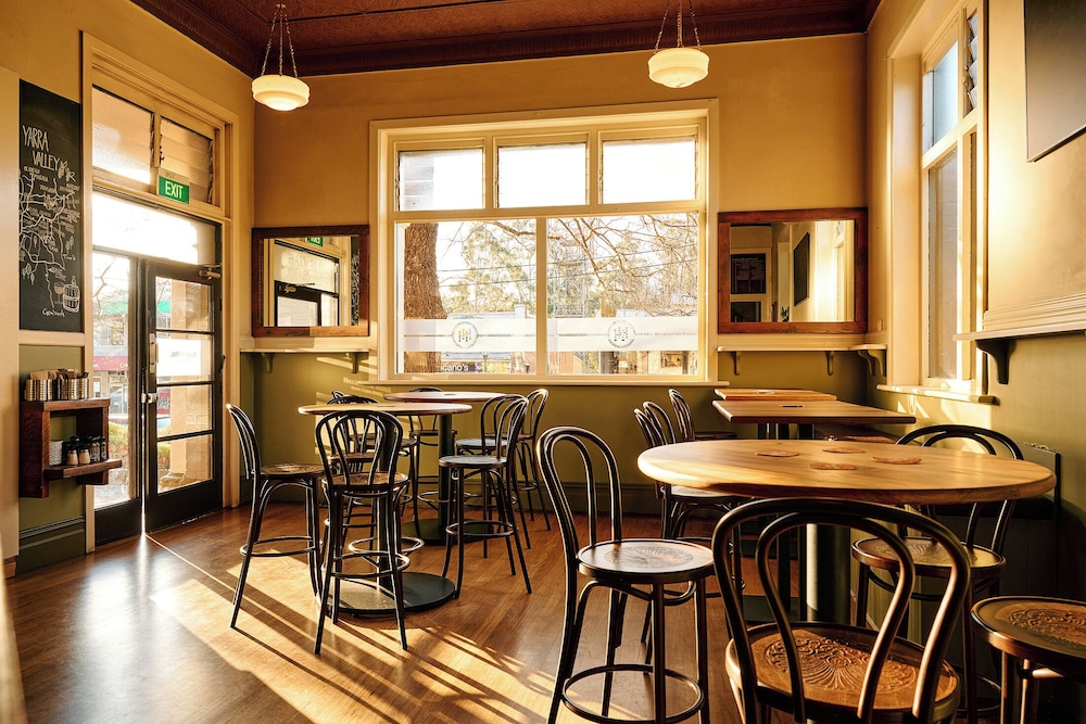 HEALESVILLE HOTEL 41/50
