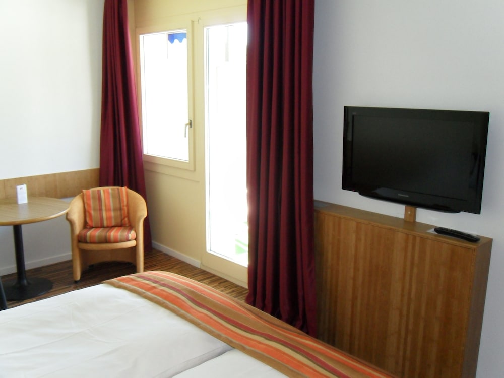TRESA BAY HOTEL 12/32